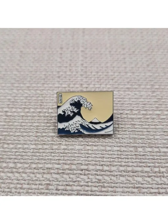 The Great Wave off Kanagawa Enamel Pin - Hokusai Japanese Art A7353 - Picture 1 of 5